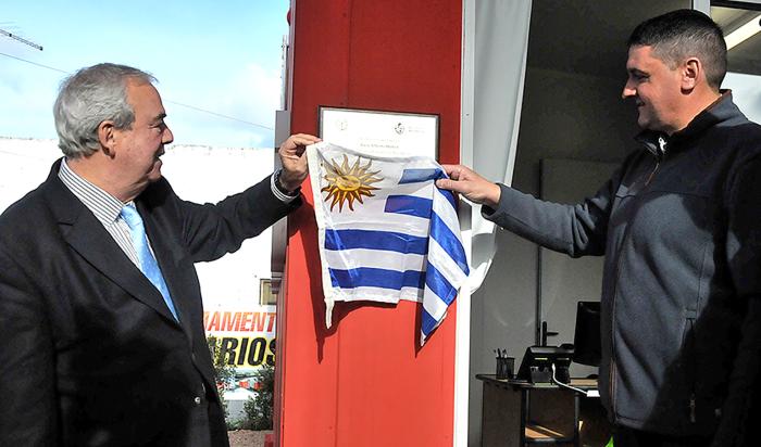 Ministro del Interior, Luis Alberto Heber, junto a un bombero descubre la placa recordatoria de la inauguración