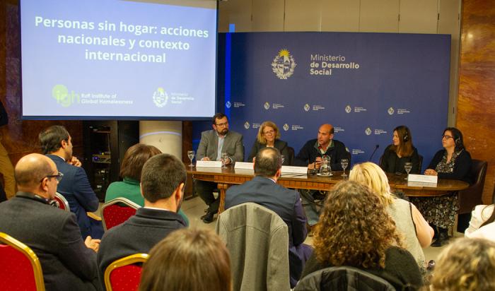 Autoridades de Mides y representantes invitados durante la apertura de la actividad