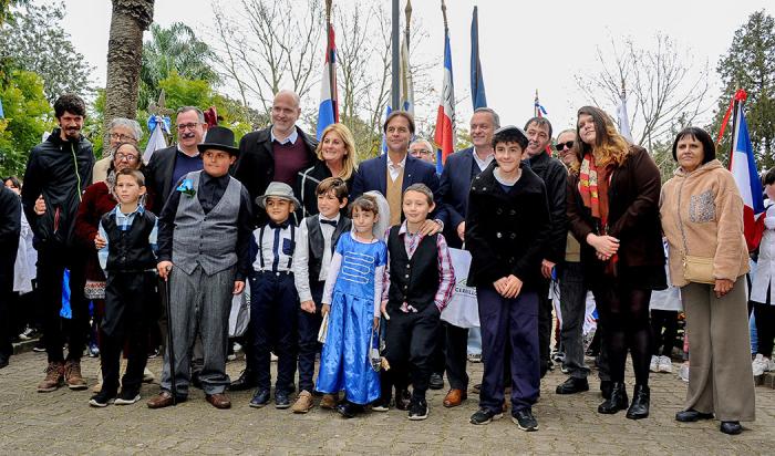 Presidente Luis Lacalle Pou junto a autoridades nacionales, departamentales y escolares caracterizados para la conmemoración Presidente Luis Lacalle Pou junto a autoridades nacionales, departamentales y escolares caracterizados para la conmemoración
