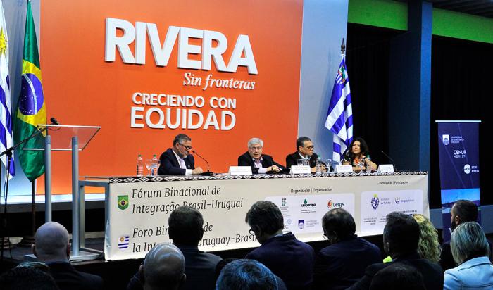 Mesa de autoridades binacionales durante el evento 