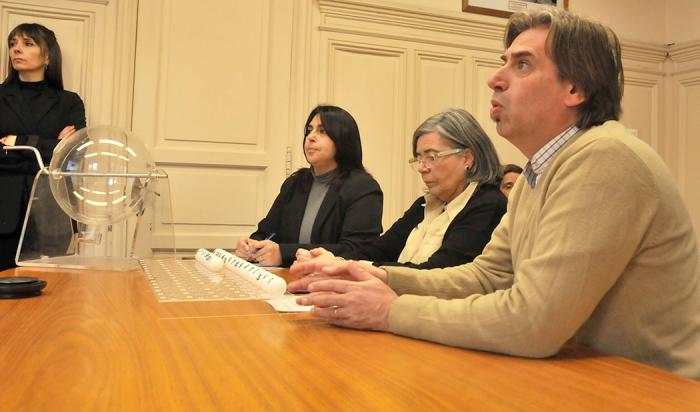 Autoridades de Mevir durante el sorteo Autoridades de Mevir durante el sorteo