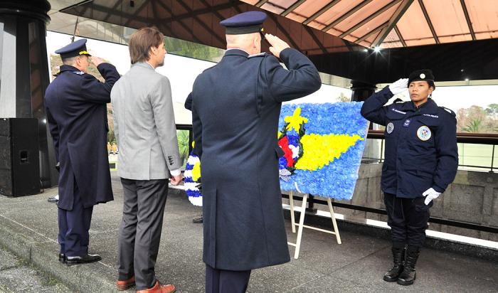 Presidente Luis Lacalle Pou junto a autoridades de Defensa Nacional coloca la ofrenda floral