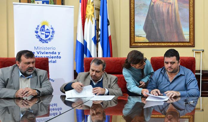 MVOT e Intendencia de Paysandú firmando acuerdo