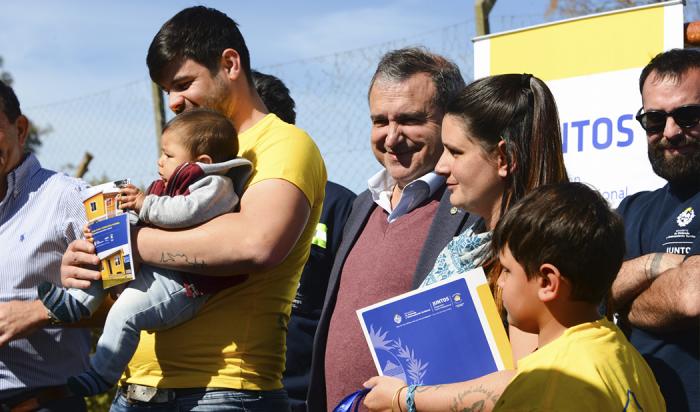 Familias integrantes de Juntos con el ministro de Vivienda, Raúl Lozano