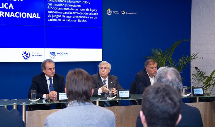 Ministro de Turismo, Tabaré Viera, junto al subsecretario de la cartera, Remo Monzeglio y al intendente de Rocha, Alejo Umpiérrez durante la oratoria