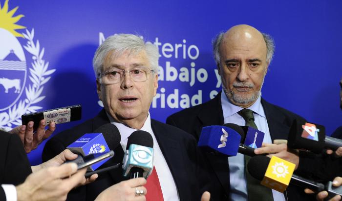 Ministros Viera y Mieres declarando a la prensa