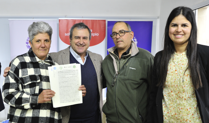 Lozano con propietarios de viviendas