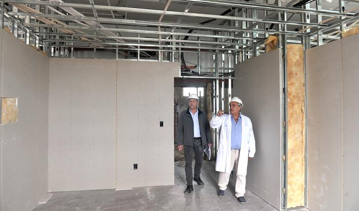 Autoridades recorriendo obras