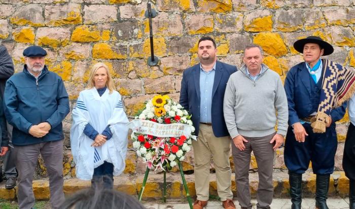 Autoridades nacionales y departamentales colocan ofrenda floral