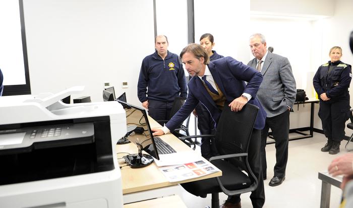 Presidente de la República, Luis Lacalle Pou, prueba la tecnología instalada en el nuevo edificio Presidente de la República, Luis Lacalle Pou, prueba la tecnología instalada en el nuevo edificio
