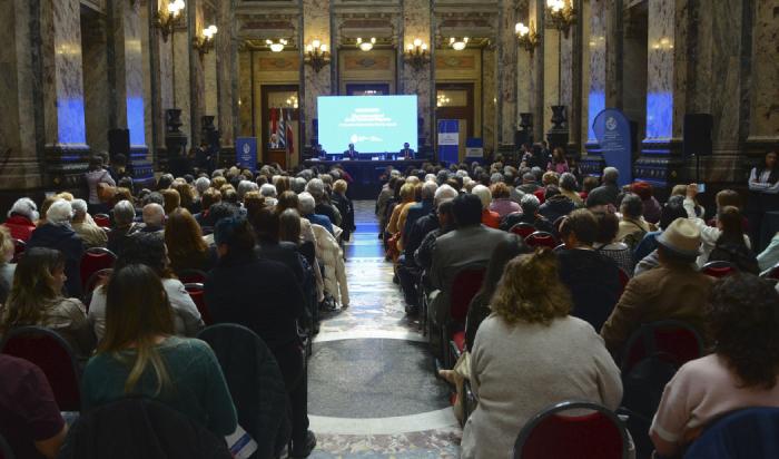 Imagen del evento visto desde atrás, público y autoridades, en el Palacio Legislativo