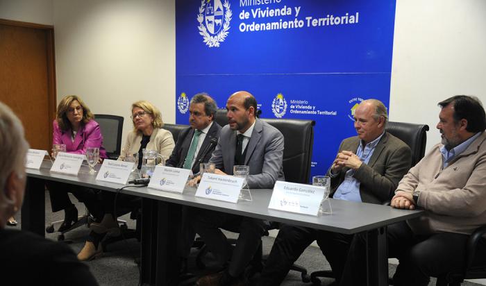 Autoridades del MVOT y MIDES
