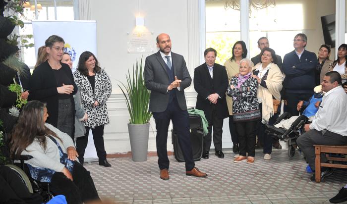 Ministro de Desarrollo Social, Martín Lema, junto a demás autoridades y público durante el acto de inauguración 