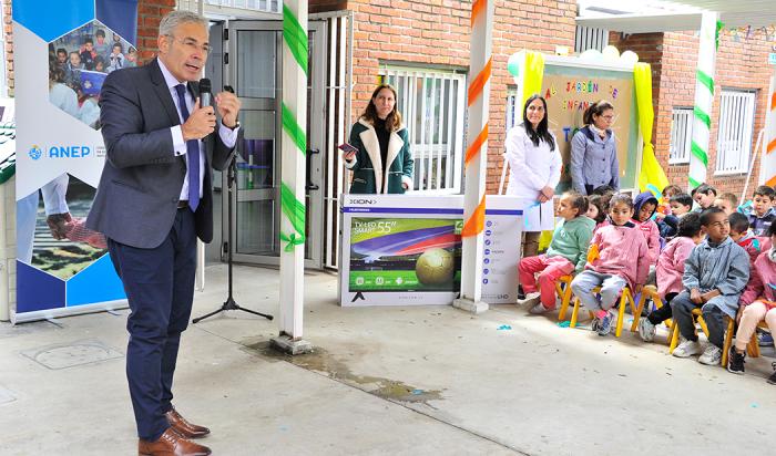 Presidente de la ANEP, Robert Silva, durante el lanzamiento de las inscripciones de Educación Inicial35.° aniversario del liceo rural de Baltasar Brum