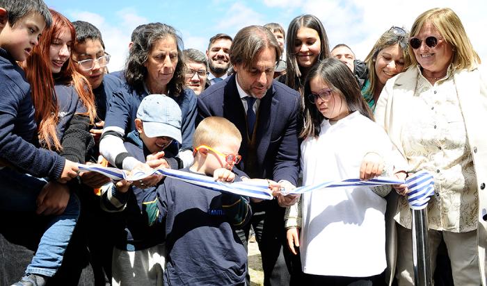 Presidente Luis Lacalle Pou durante el corte de cinta con niños 