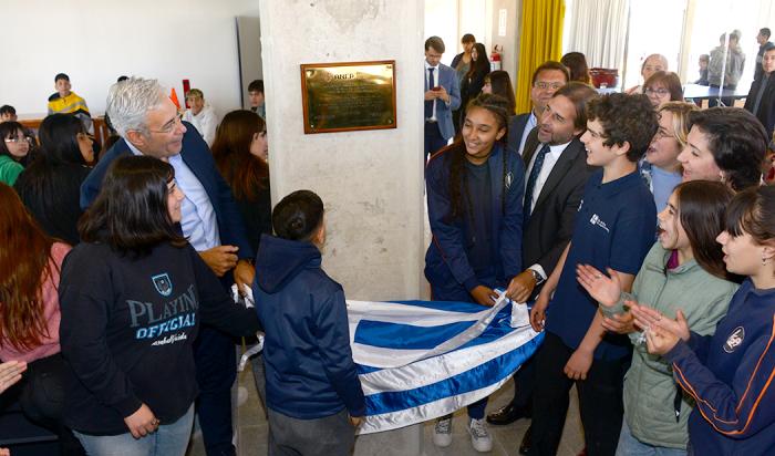 Presidente Luis Lacalle Pou junto al presidente de la ANEP, Robert Silva y a estudiantes del centro, descubre una placa recordatoria