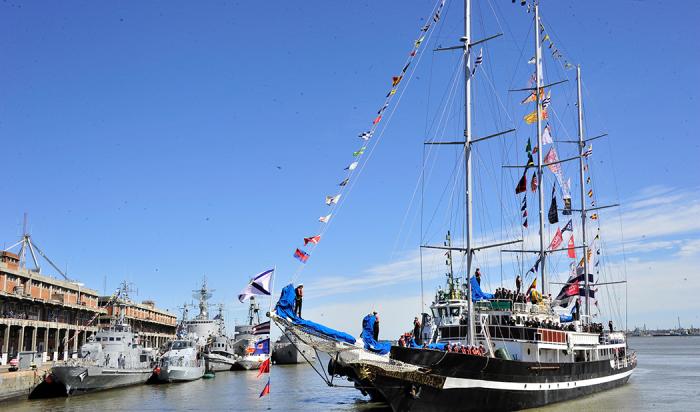 Buque escuela Capitán Miranda apostado en el puerto de Montevideo 