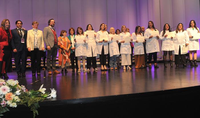 Maestros reciben diplomas