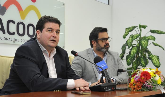 Presidente de Inacoop, Martín Fernández y director nacional de Artesanías, Pequeñas y Medianas Empresas, Gonzalo Maciel durante el acto