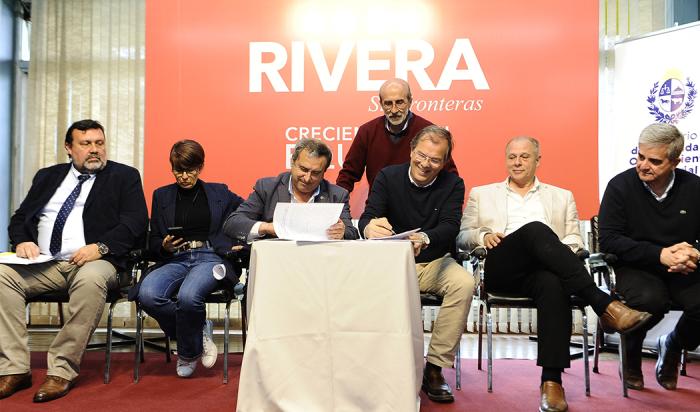 Autoridades del Ministerio de Vivienda y departamentales durante el acto protocolar