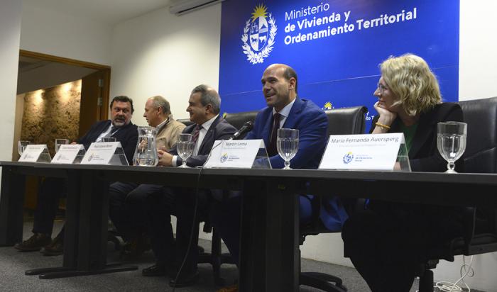 Firma de convenio entre Mides y MVOT