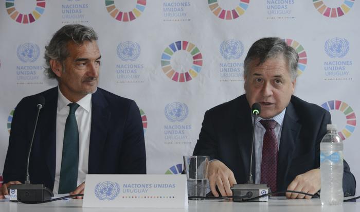 Ministro Omar Paganini acompañado del coordinador Residente de las Naciones Unidas en Uruguay, Pablo Ruiz Hiebra, durante la oratoria del evento