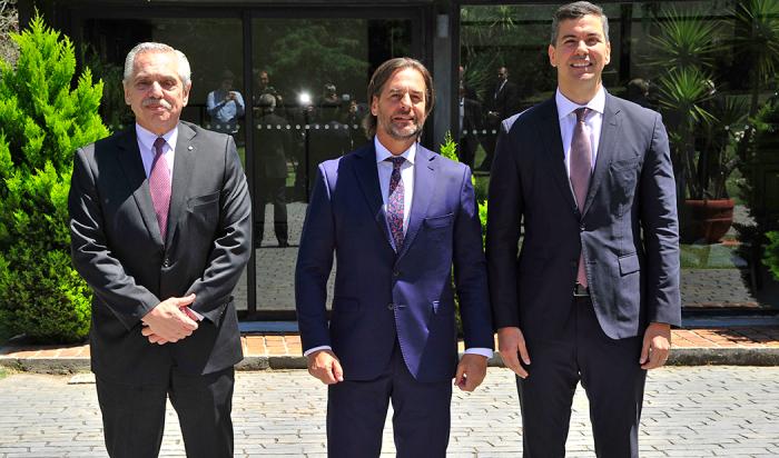 Presidente Luis Lacalle Pou junto a sus pares de Argentina y Paraguayo, Alberto Fernández y Santiago Peña