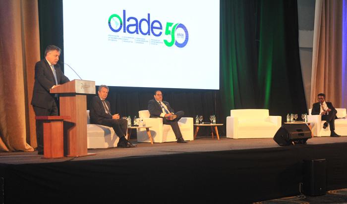 Ministro de Industria, Energía y Minería, Omar Paganini, expone durante la apertura del evento