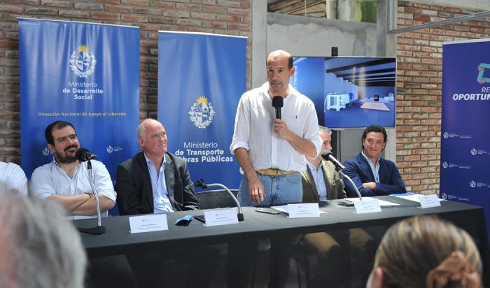 Ministro de Desarrollo Social, Martín Lema junto a autoridades del MTOP y de Dinali durante su oratoria