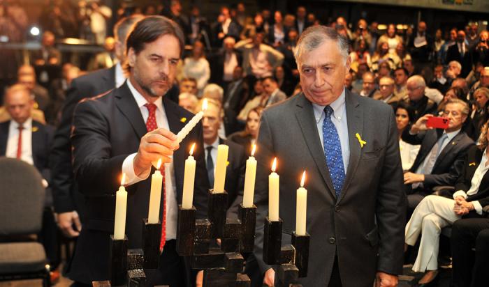Lacalle Pou encendiendo vela