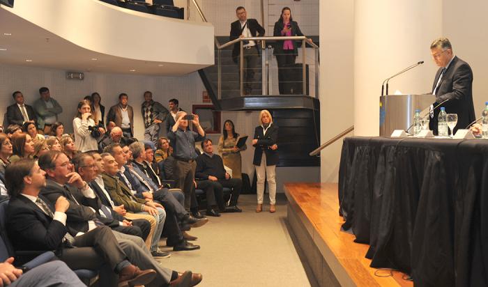 Imagen de la sala con el público y el director de OPP, Isaac Alfie durante la oratoria