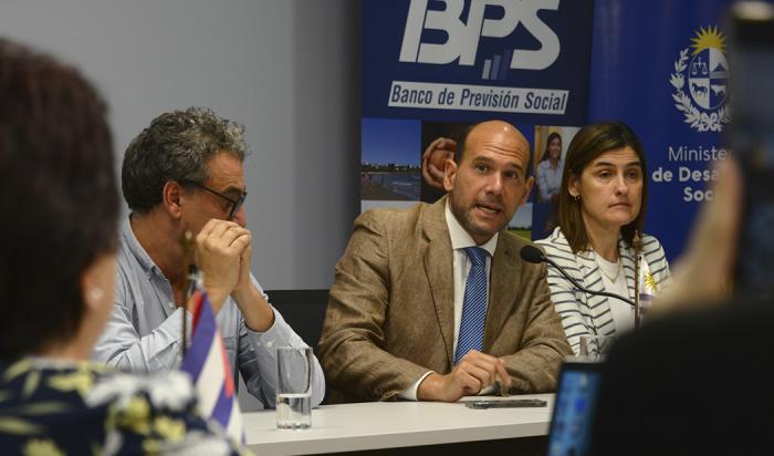 Autoridades nacionales y visitantes durante el encuentro