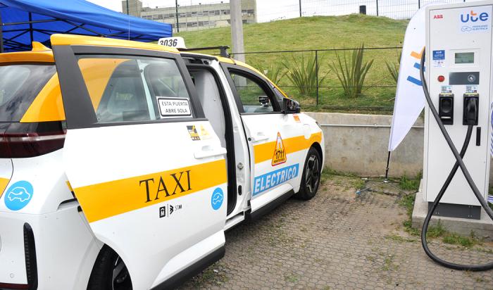 Taxi eléctrico en punto de carga