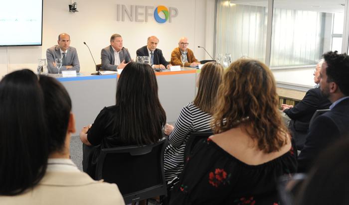 Inefop entrega diplomas de capacitación laboral a personas trans