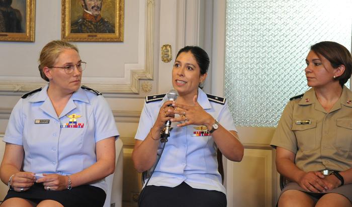 Imagen de las tres coroneles durante el acto 