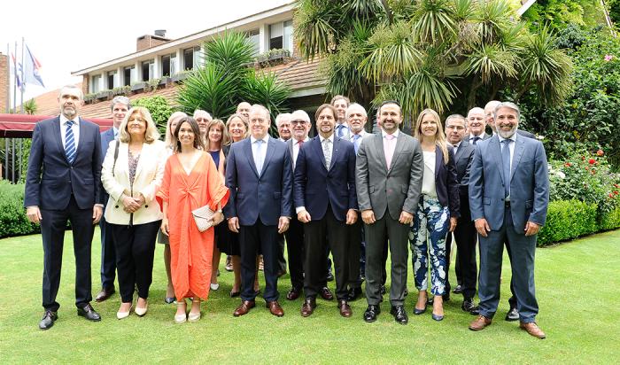 Foto grupal del presidente Luis Lacalle Pou junto a los participantes al almuerzo 
