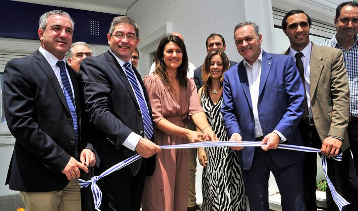 Autoridades cortan la cinta de la Casa de Desarrollo de la Niñez