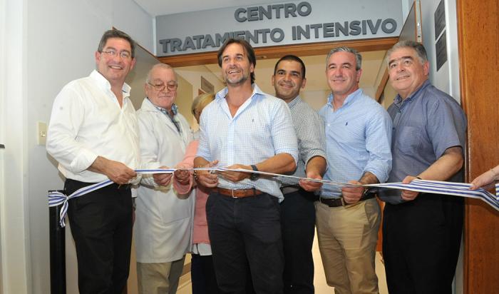 Presidente Luis Lacalle Pou junto a autoridades de ASSE y departamentales durante el corte de cinta