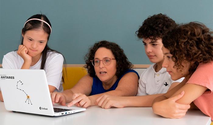 Docente y alumnos mirando una ceibalita
