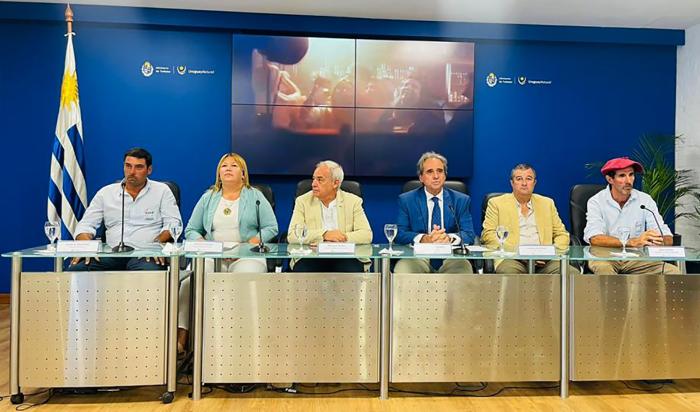 Mesa de autoridades de Turismo junto a los organizadores