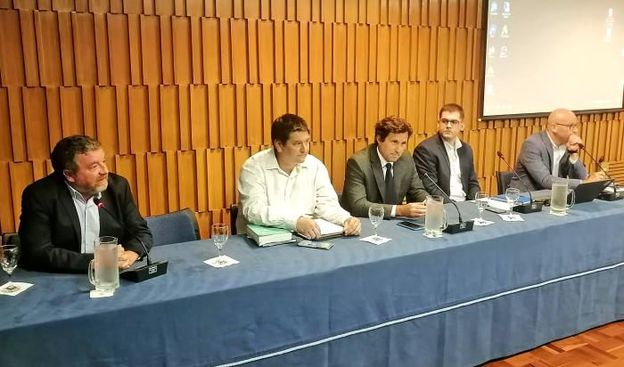 Diego Labat y técnicos que presentan un informe en el BCU