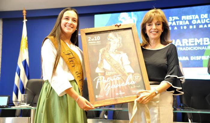 Subsecretaria de Educación y Cultura, Ana Ribeiro, junto a una joven representante de la Patria Gaucha