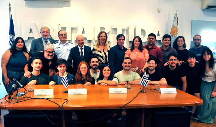 Mesa de autoridades y músicos del Sodre