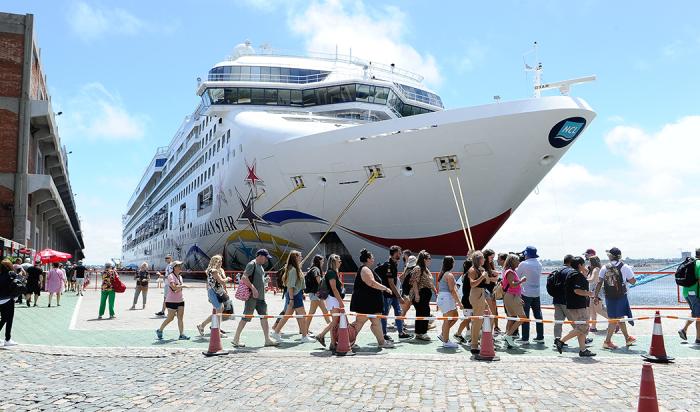 Crucero con turistas en Puerto de Montevideo