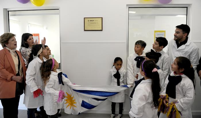 Inauguración de escuela en Montevideo