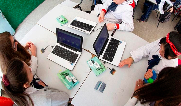 Escolares en clase con ceibalitas