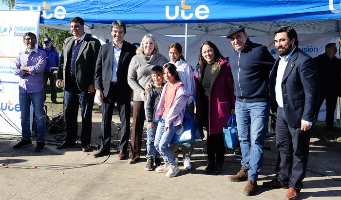 Autoridades de UTE con vecinos