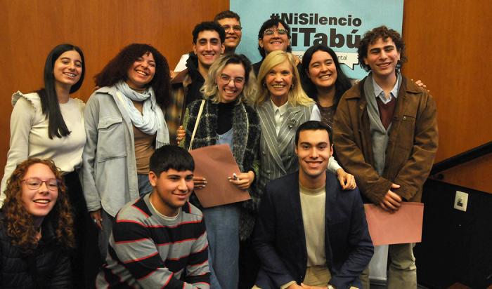 Presidenta de la República en ejercicio, Beatriz Argimón, con integrantes del programa Ni Silencio Ni Tabú