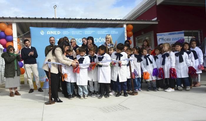 Presidenta de ANEP, Virginia Cáceres, junto a escolares durante el corte de cinta