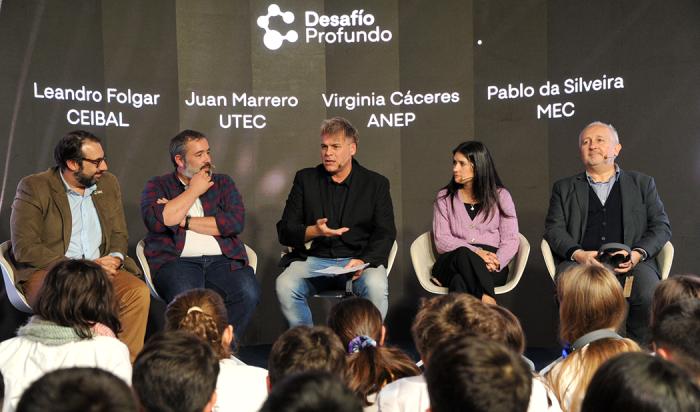 Mesa de autoridades del evento